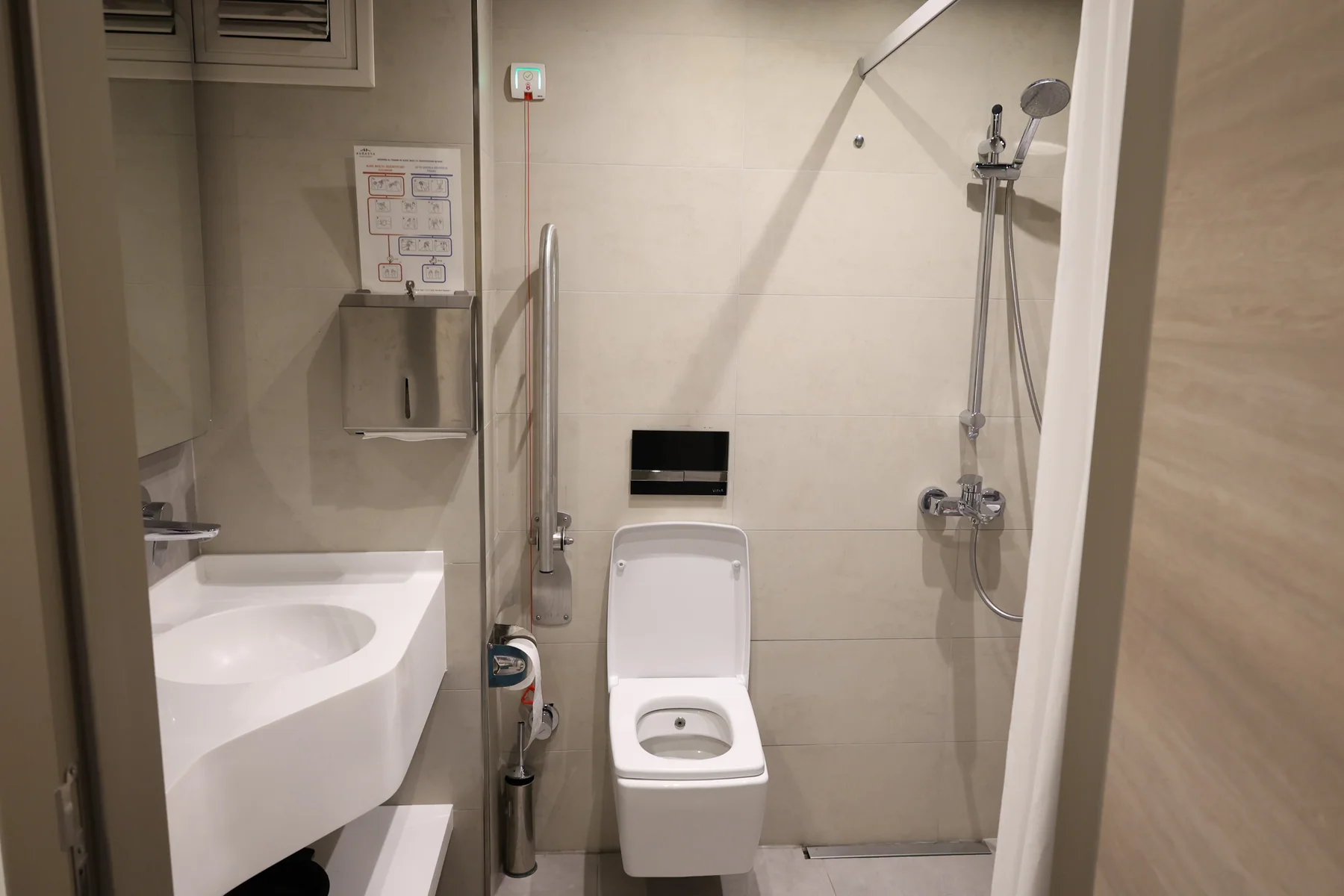 Salle d'eau privative et accessible d'une chambre hospitalière