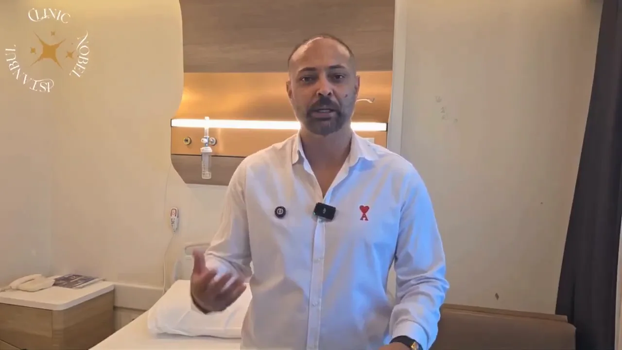 Klinikte çekilen videodan sabit görüntü: kamera karşısındaki hekim.
